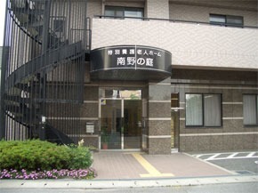 施設玄関前